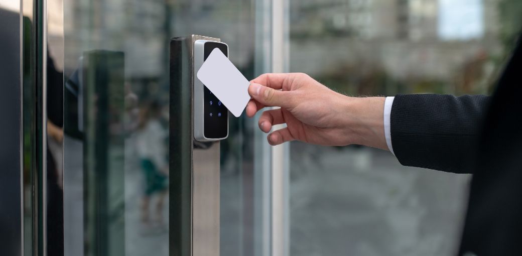 Zamki i klamki szyfrowe: nowoczesne zabezpieczenia drzwi zewnętrznych