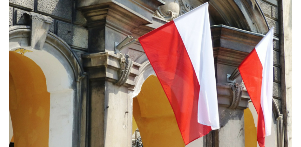 Jak wyeksponować flagę podczas świąt narodowych? O uchwytach do flag