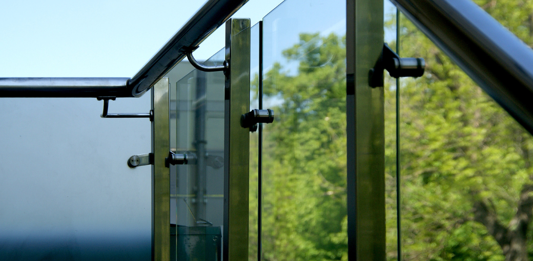 Na zdjęciu widać szklaną balustradę zewnętrzna – z czarnymi uchwytami do szkła