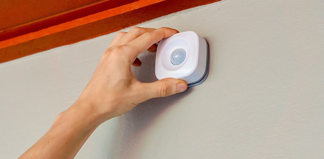 Czujnik ruchu PIR, mikrofalowy czy czujnik obecności? Jak dobrać model do domu, alarmu i smart home