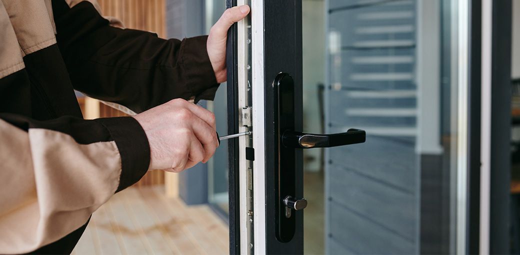 Jak wyregulować drzwi balkonowe krok po kroku?