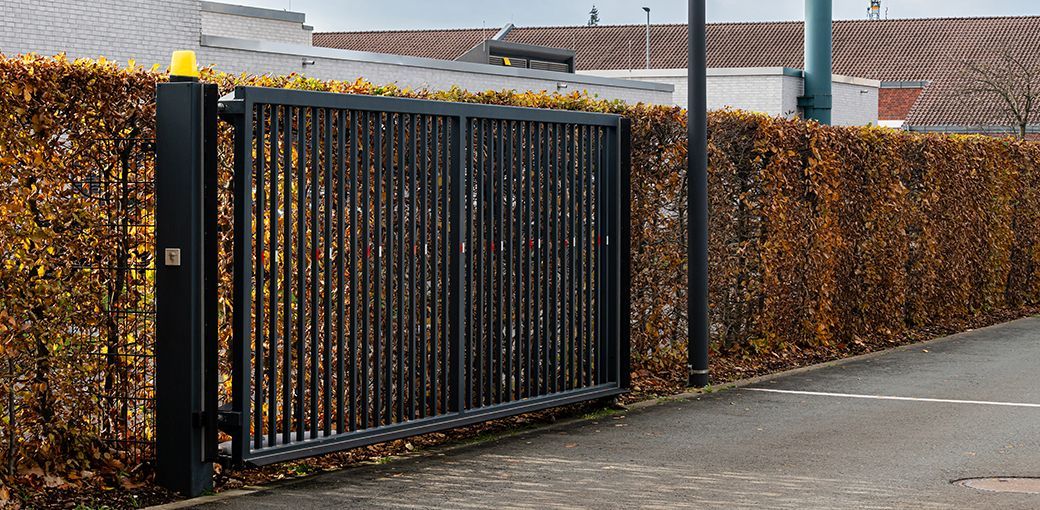 Czy lampa sygnalizacyjna do bramy jest obowiązkowa? Przepisy, bezpieczeństwo i praktyka