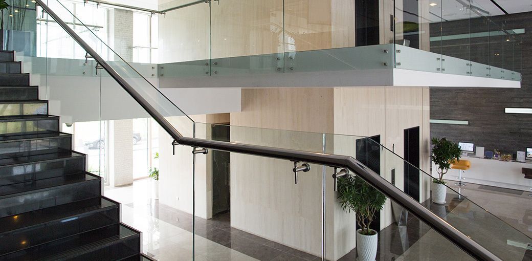 PVD czy malowanie proszkowe? Trwałość kolorowych wykończeń uchwytów do szkła