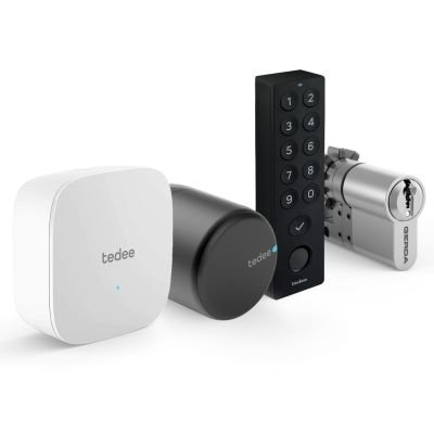 Inteligentny zamek Tedee Lock PRO (grafitowy) w zestawie z mostkiem, wkładką modułową SLR 30-61/37-68 mm z zębatką (typ D) oraz czarną klawiaturą Tedee 2.0