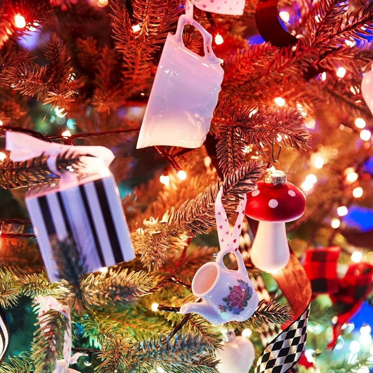 Inteligentne lampki choinkowe Twinkly Strings 600 Led RGBW z czarnym kablem