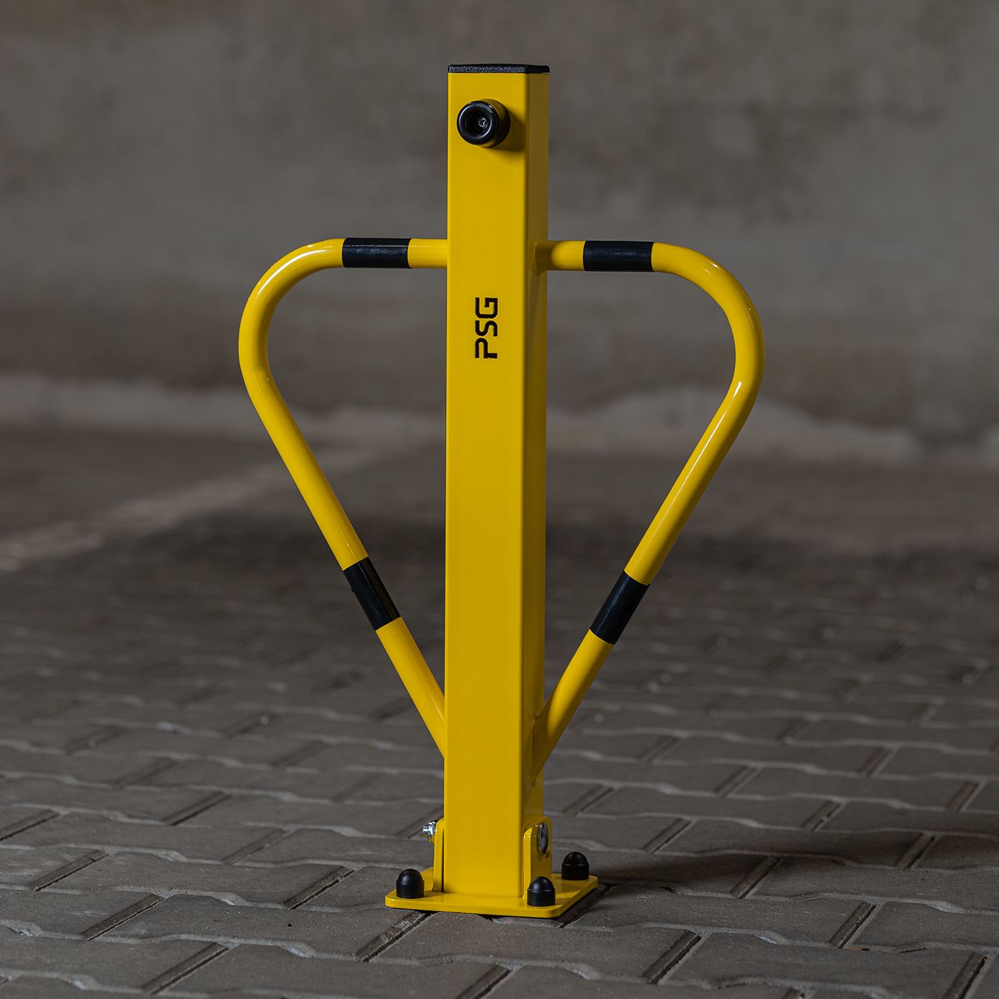 Blokada parkingowa typu pingwin – na kłódkę, żółto-czarna