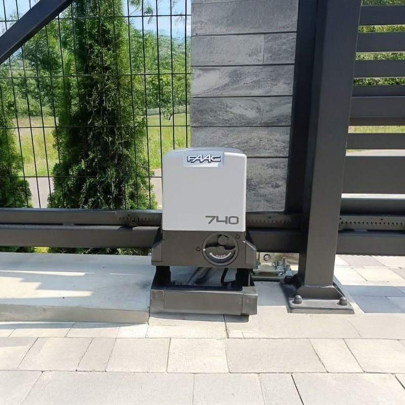 Zestaw promocyjny DELTA 2 FAAC 740 do bram przesuwnych o maksymalnej wadze 500 kg, 2 piloty XT4 FDS 433-868 Mhz, lampa XLED