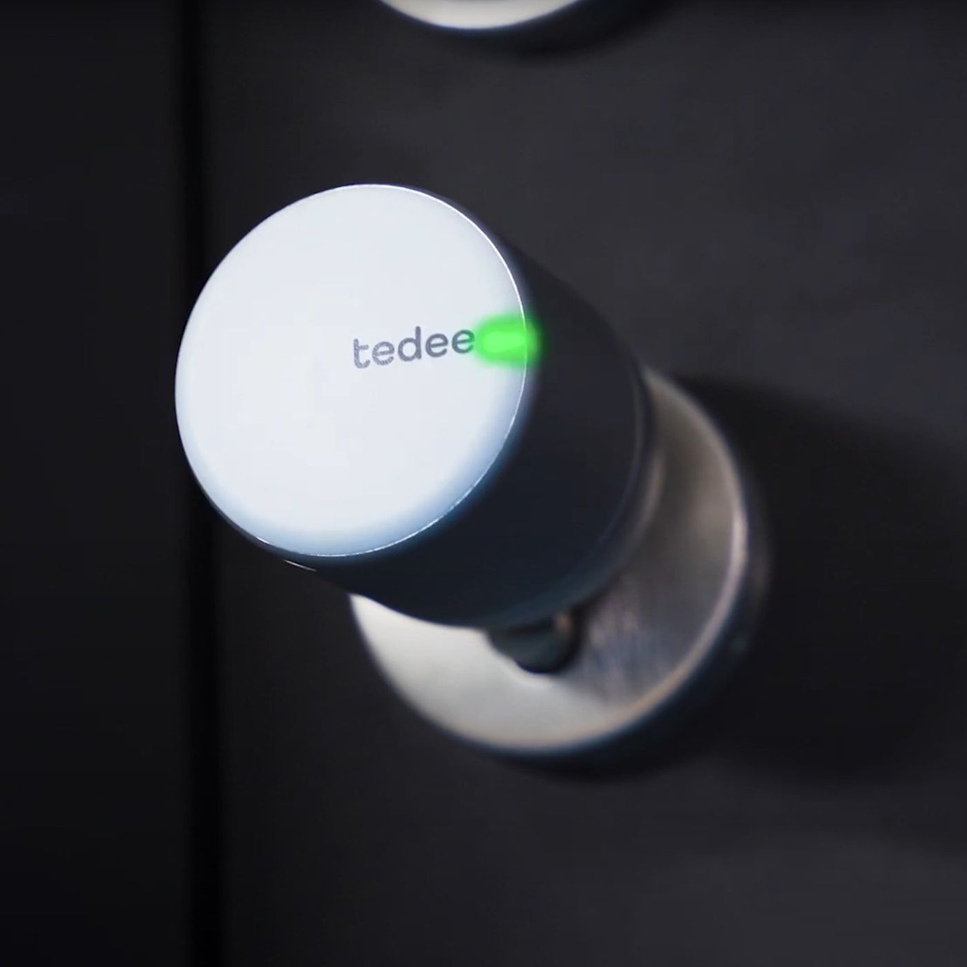 Inteligentny zamek Tedee Lock PRO - srebrny + mostek Tedee Bridge + biała klawiatura Tedee 2.0 + wkładka EXXO SMART MZ G61/61, z zębatką i gałką