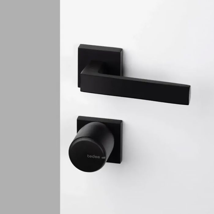 Inteligentny zamek Tedee Lock PRO (grafitowy) w zestawie z mostkiem, wkładką SLR 30-61/37-68 mm (typ C) i czarną klawiaturą Tedee 2.0