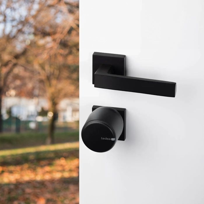 Inteligentny zamek tedee Lock GO2 TLV2.0B-PL (grafitowy) w zestawie z mostkiem, wkładką modułową SLR 30-61/30 mm z zębatką (typ B) oraz czarną klawiaturą Tedee 2.0 TKV2.0B PRO 