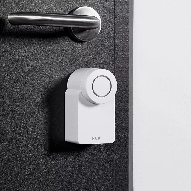 Inteligentny zamek Nuki Smart Lock Go w zestawie z klawiaturą NUKI Keypad 2.0 oraz białym czujnikiem otwarcia drzwi NUKI Door Sensor