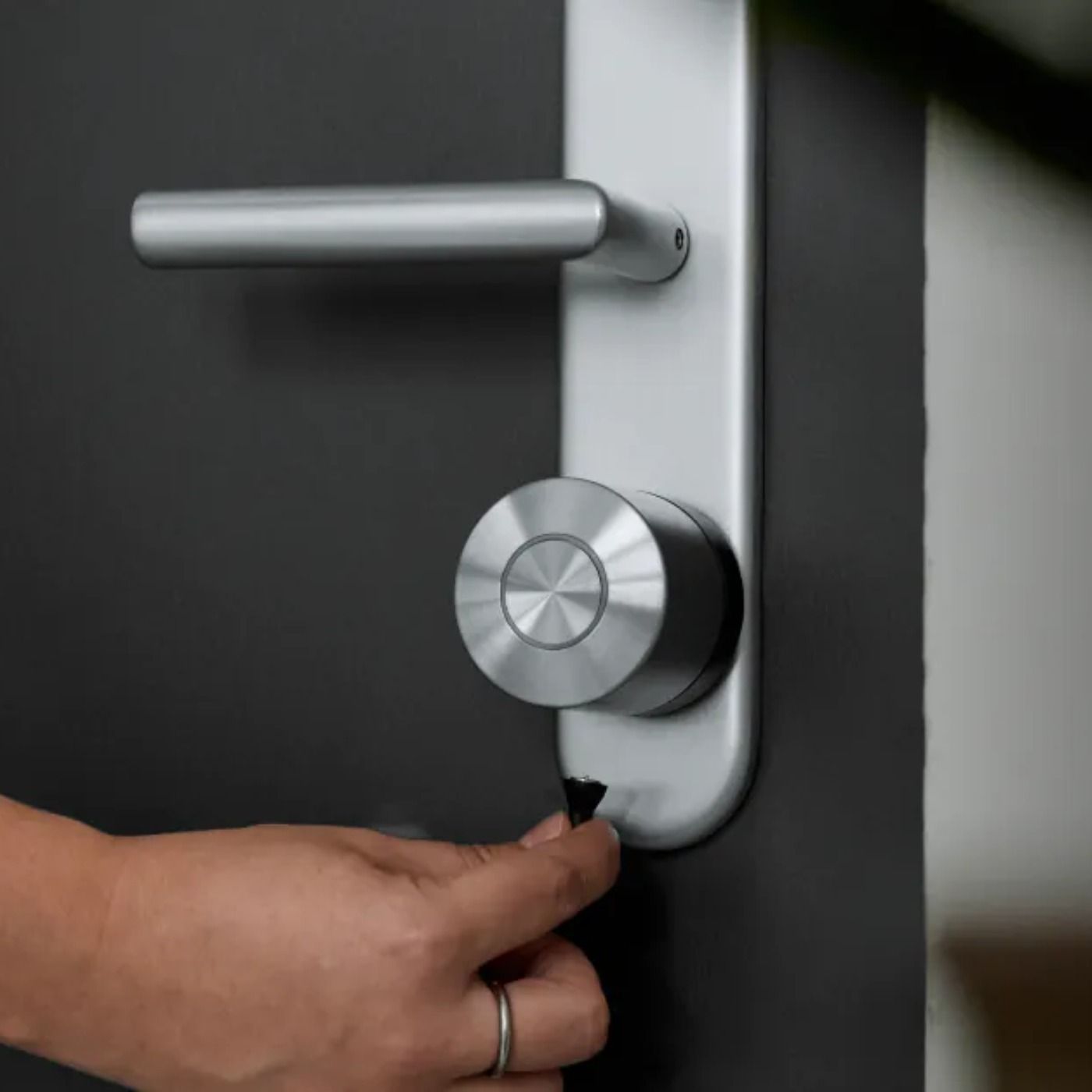 Inteligentny zamek Nuki Smart Lock Ultra w zestawie z białym czujnikiem otwarcia drzwi NUKI Door Sensor