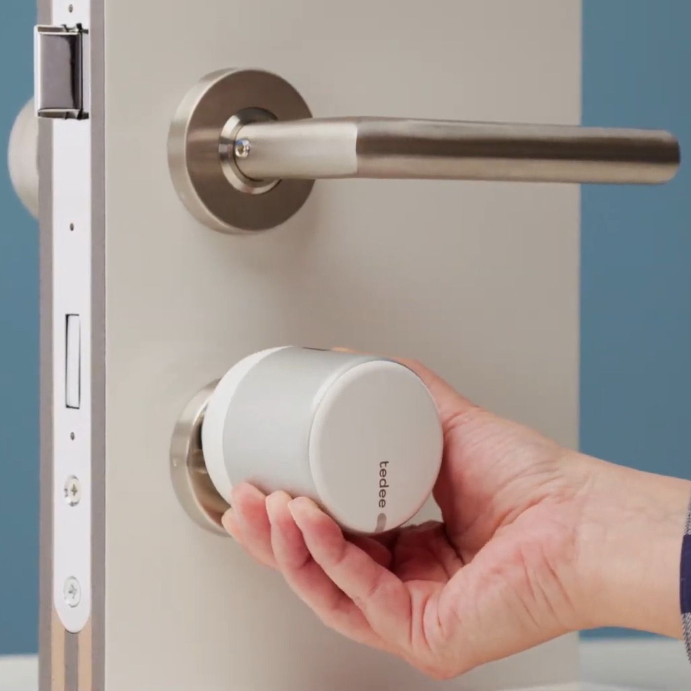 Inteligentny zamek Tedee Lock GO2 - aluminium, srebrny, z białym przyciskiem + Tedee Bridge + biała klawiatura Tedee 2.0 + wkładka EXXO SMART MZ G61/61, z zębatką i gałką
