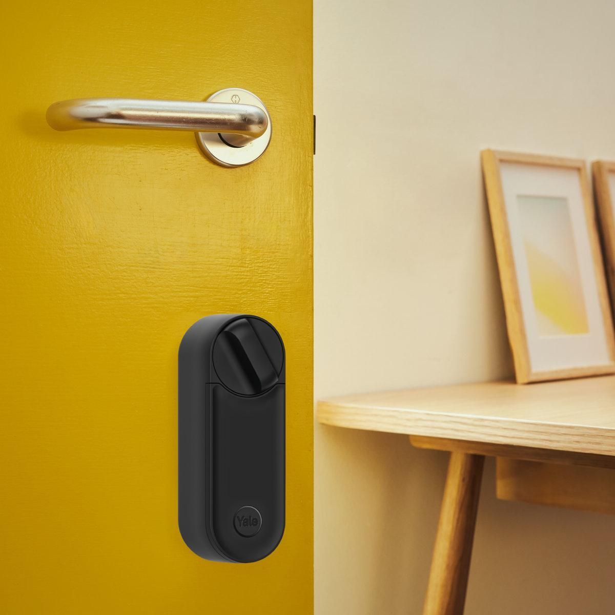 Inteligentny zamek Yale Linus Smart Lock L2 czarny - zestaw z regulowaną wkładką Linus® Smart Lock + butelka motywacyjna z tritanu
