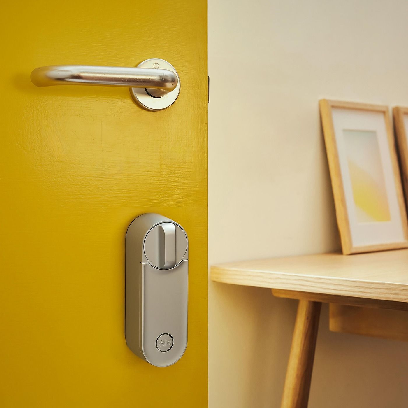 Inteligentny zamek Yale Linus Smart Lock L2 - z wbudowanym Wi-Fi, srebrny + butelka motywacyjna z tritanu