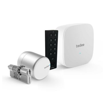 Inteligentny zamek Tedee Lock PRO (srebrny) w zestawie z mostkiem, wkładką modułową SLR 30-61/30 mm (typ B) oraz czarną klawiaturą Tedee 2.0