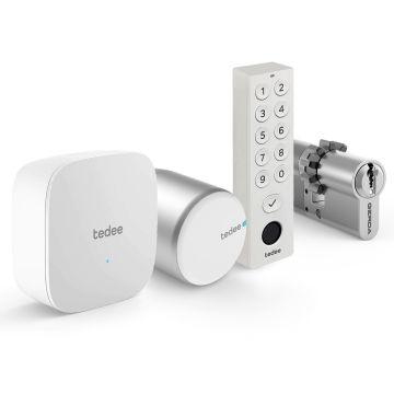 Inteligentny zamek Tedee Lock PRO (srebrny) w zestawie z mostkiem, wkładką modułową SLR 30-61/30 mm z zębatką (typ B) oraz białą klawiaturą Tedee 2.0 TKV2.0 PRO