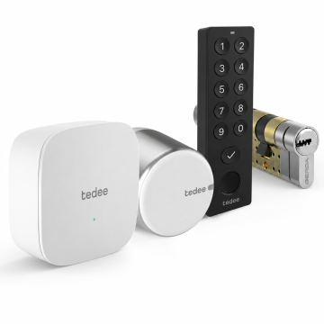 Inteligentny zamek Tedee Lock GO2 - aluminium, srebrny, z białym przyciskiem + Tedee Bridge + czarna klawiatura Tedee 2.0 + wkładka EXXO SMART M 61/61, z zabierakiem