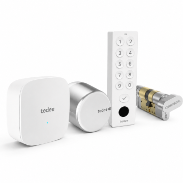 Inteligentny zamek Tedee Lock GO2 - aluminium, srebrny, z białym przyciskiem + Tedee Bridge + biała klawiatura Tedee 2.0 + wkładka EXXO SMART M G61/61, z zabierakiem i gałką
