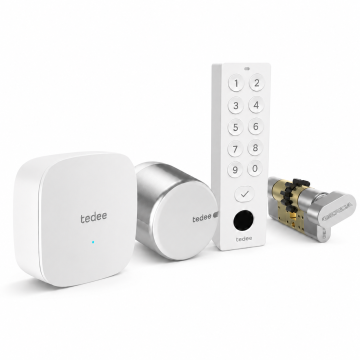 Inteligentny zamek Tedee Lock GO2 - aluminium, srebrny, z białym przyciskiem + Tedee Bridge + biała klawiatura Tedee 2.0 + wkładka EXXO SMART MZ G61/61, z zębatką i gałką