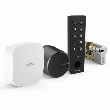 Inteligentny zamek Tedee Lock GO2 - aluminium, grafitowy, z czarnym przyciskiem + Tedee Bridge + czarna klawiatura Tedee 2.0 + wkładka EXXO SMART M 61/61, z zabierakiem
