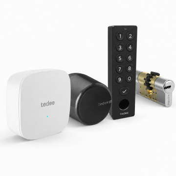 Inteligentny zamek Tedee Lock GO2 - aluminium, grafitowy, z czarnym przyciskiem + Tedee Bridge + czarna klawiatura Tedee 2.0 + wkładka EXXO SMART MZ 61/61, z zębatką
