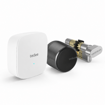 Inteligentny zamek Tedee Lock GO2 - aluminium, grafitowy, z czarnym przyciskiem + Tedee Bridge + wkładka EXXO SMART MZ G61/61, z zębatką i gałką
